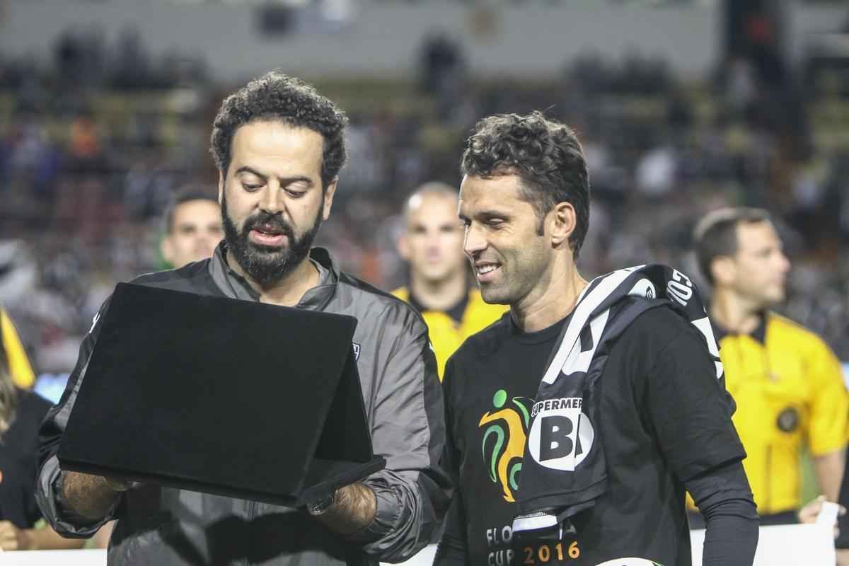 Meia Lincoln, ex-Atltico e Schalke, recebe homenagem antes de a bola rolar