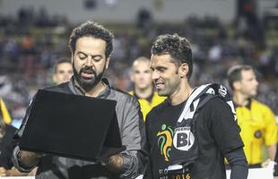 Meia Lincoln, ex-Atltico e Schalke, recebe homenagem antes de a bola rolar