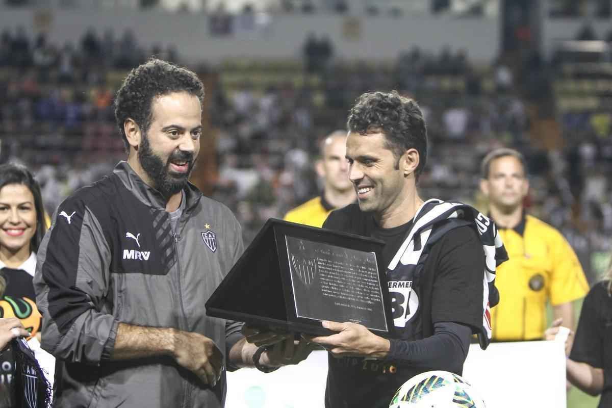 Meia Lincoln, ex-Atltico e Schalke, recebe homenagem antes de a bola rolar