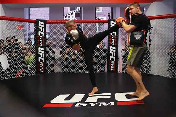 Treino aberto do UFC em Boston - TJ Dillashaw treina chutes altos