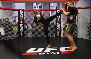 Treino aberto do UFC em Boston - TJ Dillashaw treina chutes altos