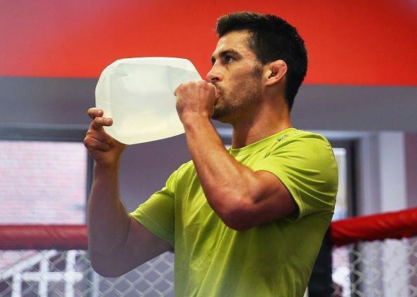 Treino aberto do UFC em Boston - Dominick Cruz aproveita descanso para reidtratao