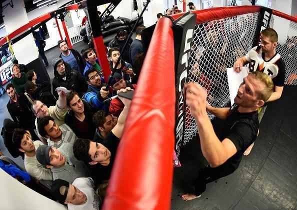 Treino aberto do UFC em Boston - TJ Dillashaw interage com fs depois da atividade