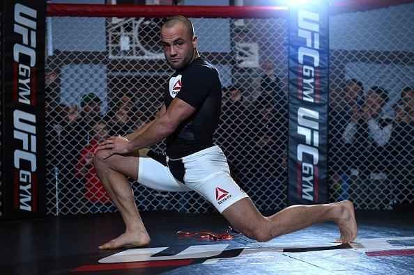 Treino aberto do UFC em Boston - Eddie Alvarez comea treino com alongamento