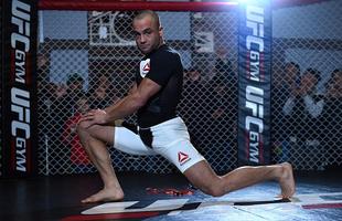 Treino aberto do UFC em Boston - Eddie Alvarez comea treino com alongamento