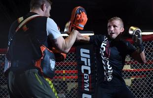 Treino aberto do UFC em Boston - TJ Dillashaw afia a trocao