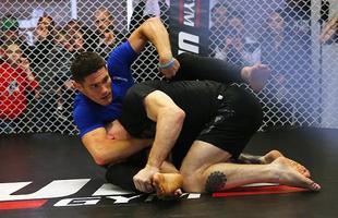 Treino aberto do UFC em Boston - Charles Rosa treina no cho para o evento