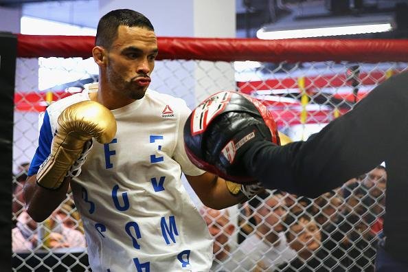 Treino aberto do UFC em Boston - Rob Font participa da atividade com manopla