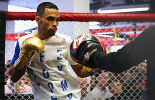 Treino aberto do UFC em Boston - Rob Font participa da atividade com manopla