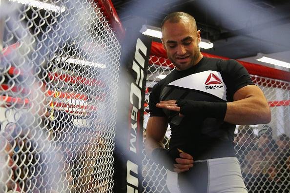 Treino aberto do UFC em Boston - Eddie Alvarez pe a bandagem antes da atividade