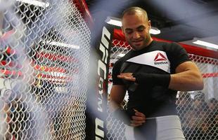 Treino aberto do UFC em Boston - Eddie Alvarez pe a bandagem antes da atividade