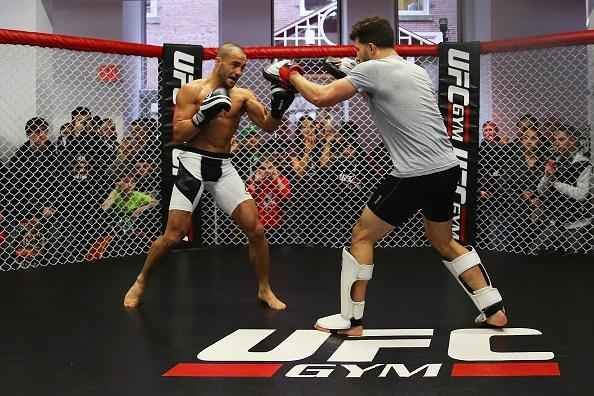 Treino aberto do UFC em Boston - Eddie Alvarez afia trocao na atividade