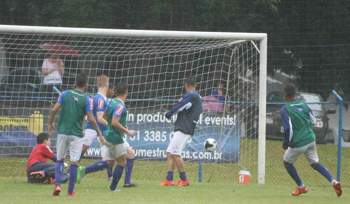 Em dia de forte chuva em Belo Horizonte, atividade foi acompanhada por mil associados
