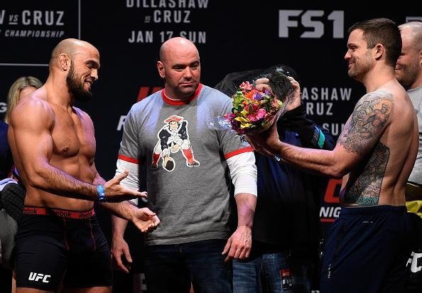 Pesagem do UFC Fight Night 81 - Ilir Latifi e Sean O'Connell trocam presentes