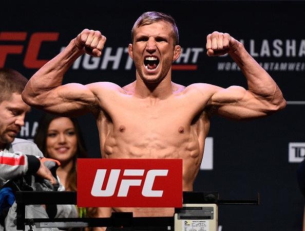 Pesagem do UFC Fight Night 81 - TJ Dillashaw bate o peso e comemora