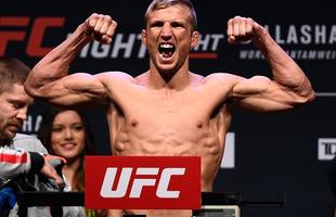 Pesagem do UFC Fight Night 81 - TJ Dillashaw bate o peso e comemora