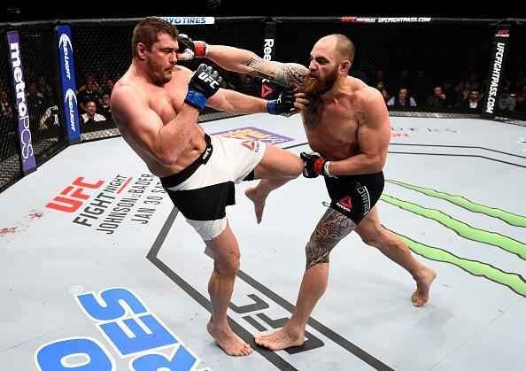 Travis Browne vence Matt Mitrione por nocaute tcnico, a 4min09seg do terceiro round, em luta no UFC em Boston 
