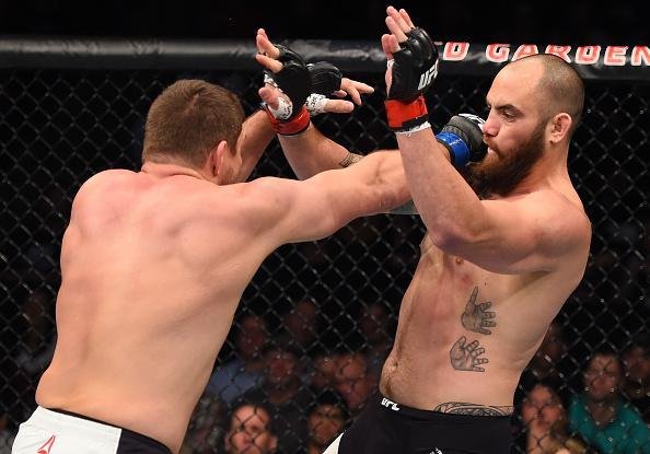 Travis Browne vence Matt Mitrione por nocaute tcnico, a 4min09seg do terceiro round, em luta no UFC em Boston 