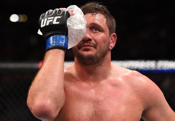 Travis Browne vence Matt Mitrione por nocaute tcnico, a 4min09seg do terceiro round, em luta no UFC em Boston 