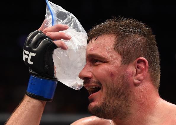 Travis Browne vence Matt Mitrione por nocaute tcnico, a 4min09seg do terceiro round, em luta no UFC em Boston 