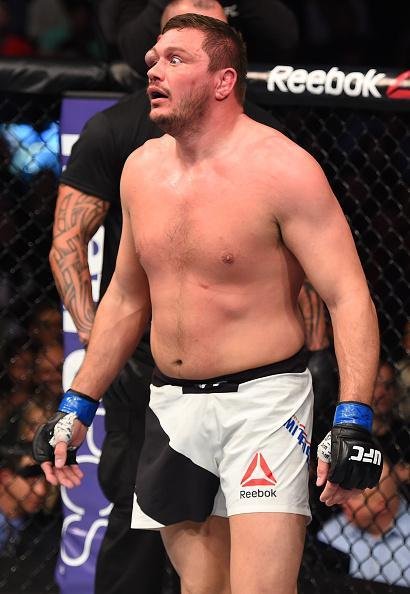 Travis Browne vence Matt Mitrione por nocaute tcnico, a 4min09seg do terceiro round, em luta no UFC em Boston 