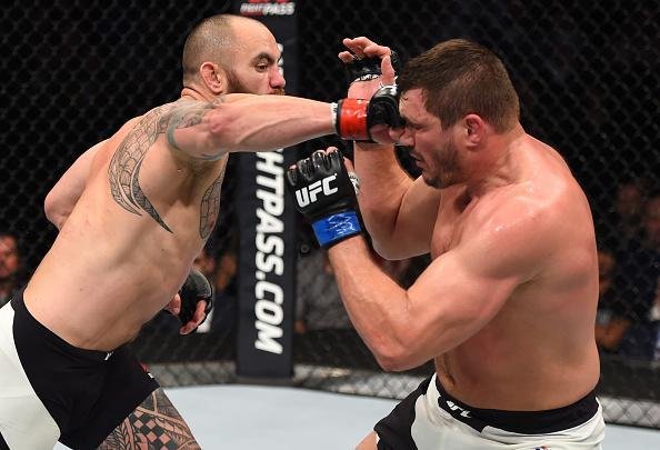 Travis Browne vence Matt Mitrione por nocaute tcnico, a 4min09seg do terceiro round, em luta no UFC em Boston 
