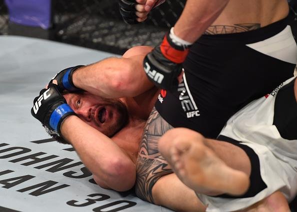 Travis Browne vence Matt Mitrione por nocaute tcnico, a 4min09seg do terceiro round, em luta no UFC em Boston 