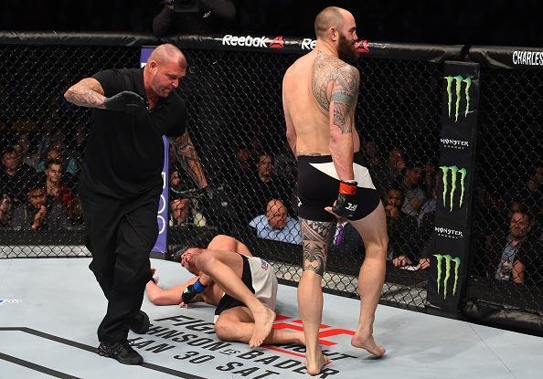 Travis Browne vence Matt Mitrione por nocaute tcnico, a 4min09seg do terceiro round, em luta no UFC em Boston 