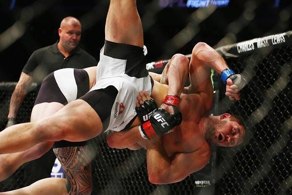 Travis Browne vence Matt Mitrione por nocaute tcnico, a 4min09seg do terceiro round, em luta no UFC em Boston 