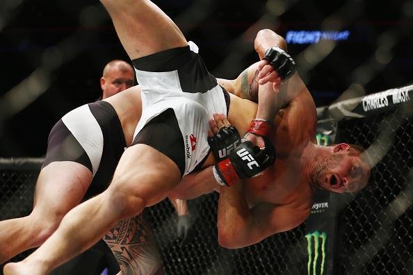 Travis Browne vence Matt Mitrione por nocaute tcnico, a 4min09seg do terceiro round, em luta no UFC em Boston 