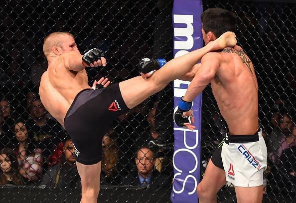 Em luta emocionante e bastante equilibrada, Dominick Cruz supera TJ Dillashaw por deciso dividida dos juzes e recupera cinturo do peso galo do UFC