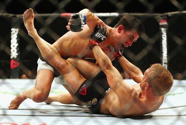 Em luta emocionante e bastante equilibrada, Dominick Cruz supera TJ Dillashaw por deciso dividida dos juzes e recupera cinturo do peso galo do UFC