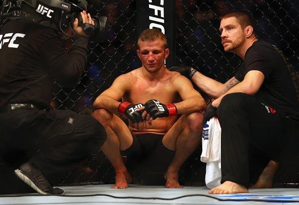Em luta emocionante e bastante equilibrada, Dominick Cruz supera TJ Dillashaw por deciso dividida dos juzes e recupera cinturo do peso galo do UFC