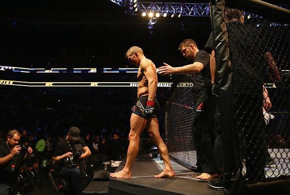 Em luta emocionante e bastante equilibrada, Dominick Cruz supera TJ Dillashaw por deciso dividida dos juzes e recupera cinturo do peso galo do UFC