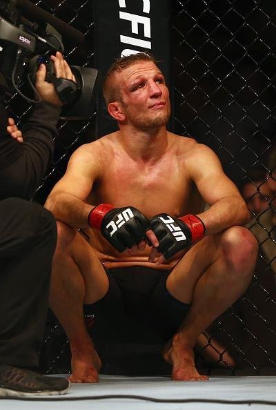 Em luta emocionante e bastante equilibrada, Dominick Cruz supera TJ Dillashaw por deciso dividida dos juzes e recupera cinturo do peso galo do UFC