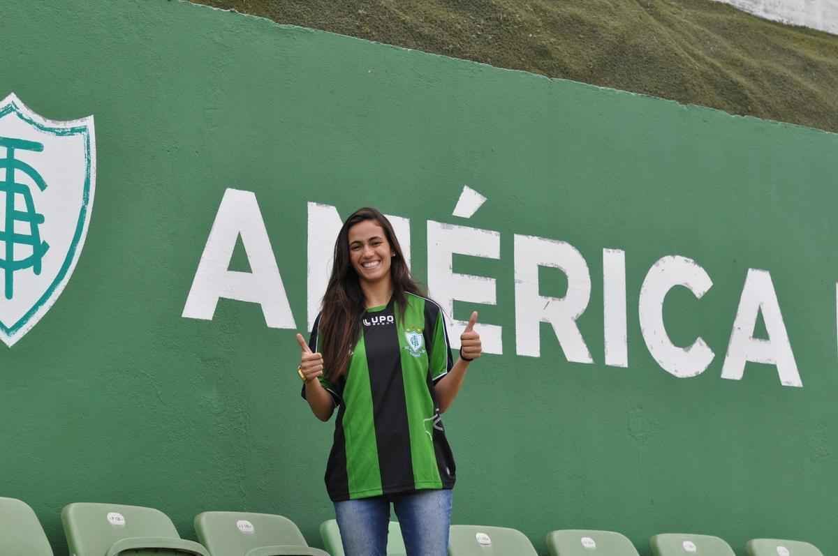 O time feminino do Amrica ganhou um novo reforo para a temporada 2016. A goleira Rubi, ex-So Jos e So Paulo, foi apresentada no CT Lanna Drumond. A nova jogadora do Coelho fez uma sesso de fotos no centro de treinamentos do Coelho.