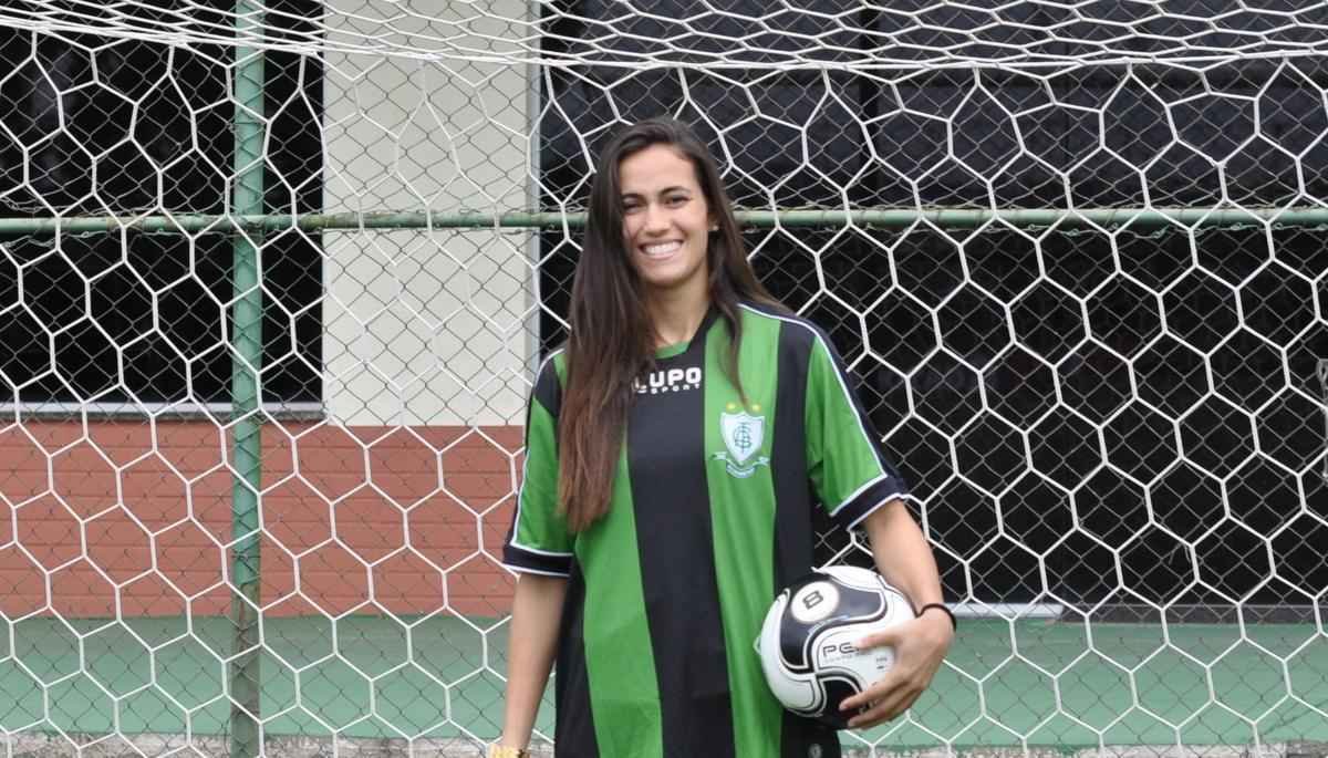 O time feminino do Amrica ganhou um novo reforo para a temporada 2016. A goleira Rubi, ex-So Jos e So Paulo, foi apresentada no CT Lanna Drumond. A nova jogadora do Coelho fez uma sesso de fotos no centro de treinamentos do Coelho.