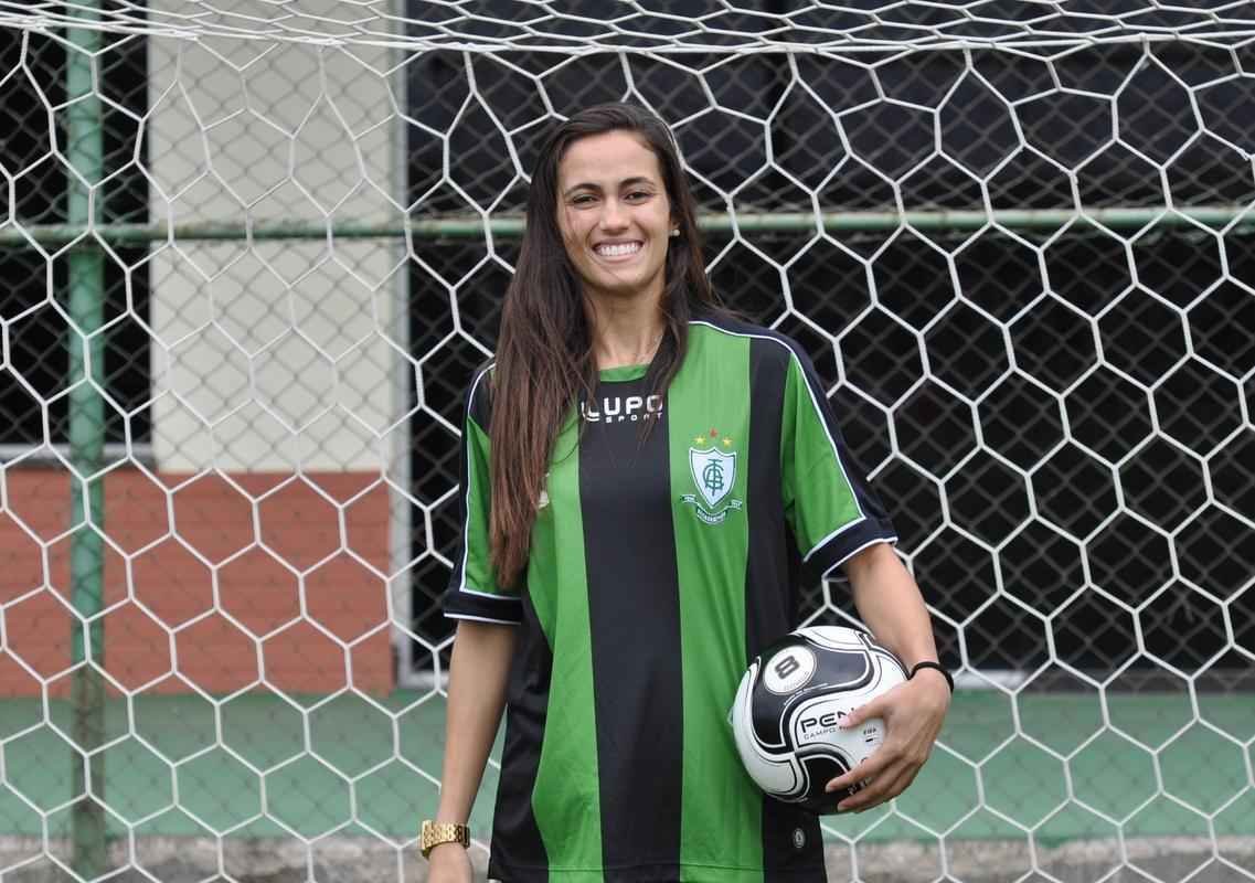 O time feminino do Amrica ganhou um novo reforo para a temporada 2016. A goleira Rubi, ex-So Jos e So Paulo, foi apresentada no CT Lanna Drumond. A nova jogadora do Coelho fez uma sesso de fotos no centro de treinamentos do Coelho.