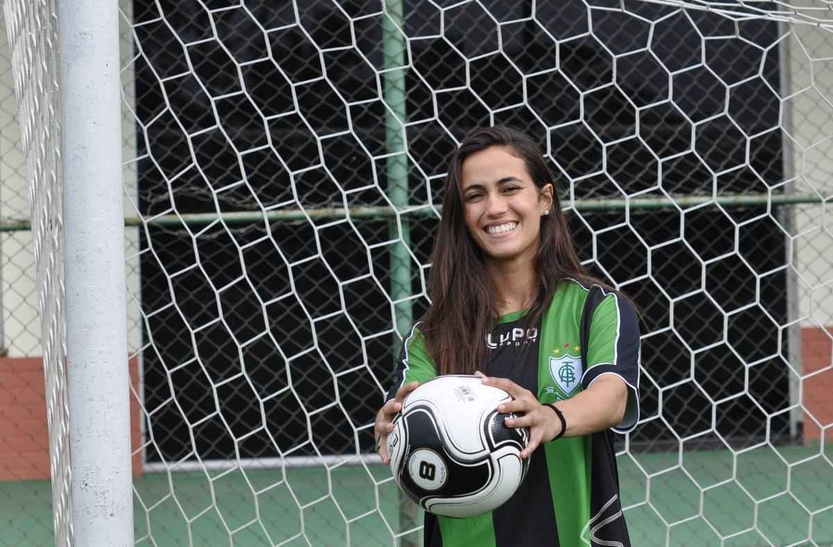 O time feminino do Amrica ganhou um novo reforo para a temporada 2016. A goleira Rubi, ex-So Jos e So Paulo, foi apresentada no CT Lanna Drumond. A nova jogadora do Coelho fez uma sesso de fotos no centro de treinamentos do Coelho.