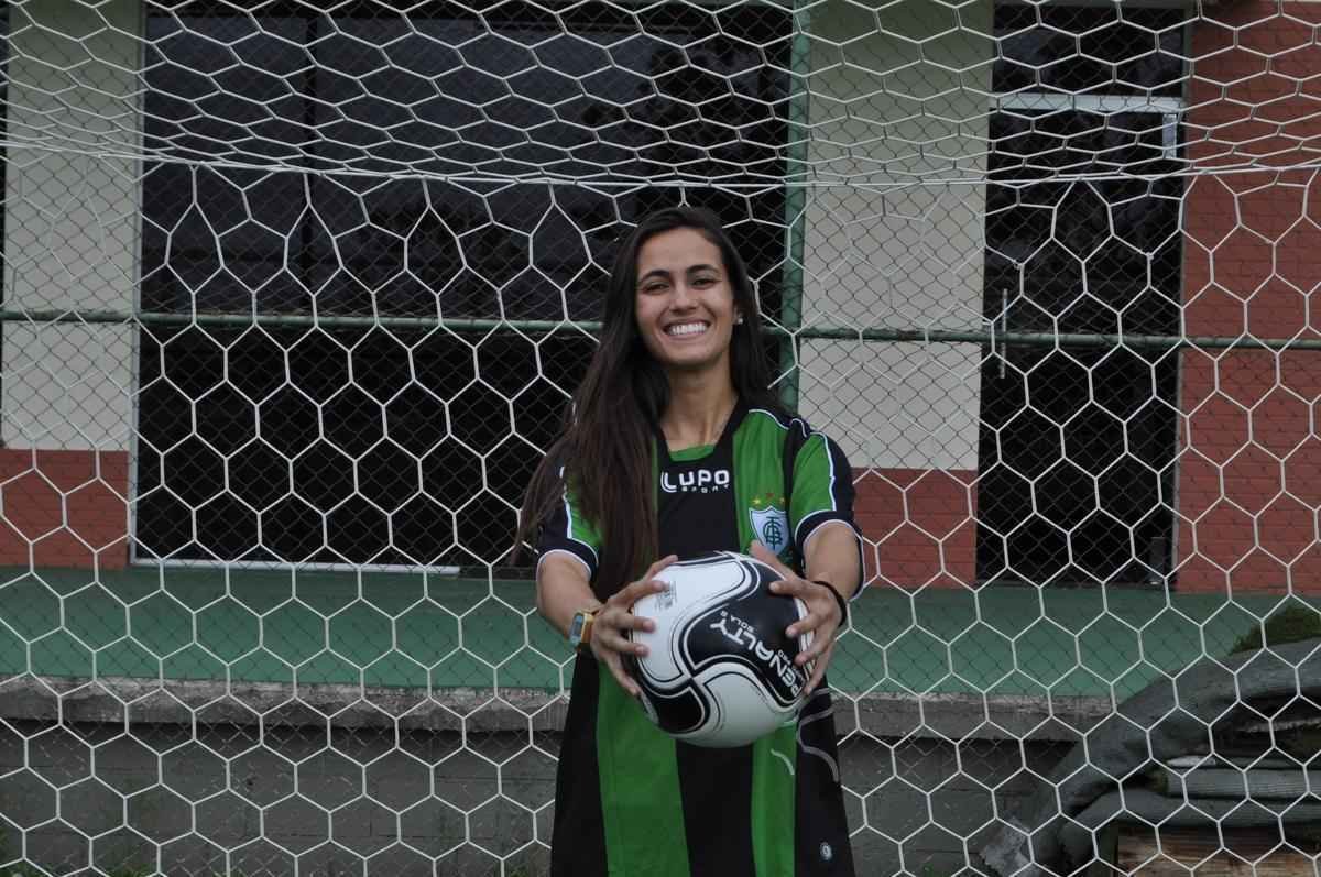 O time feminino do Amrica ganhou um novo reforo para a temporada 2016. A goleira Rubi, ex-So Jos e So Paulo, foi apresentada no CT Lanna Drumond. A nova jogadora do Coelho fez uma sesso de fotos no centro de treinamentos do Coelho.