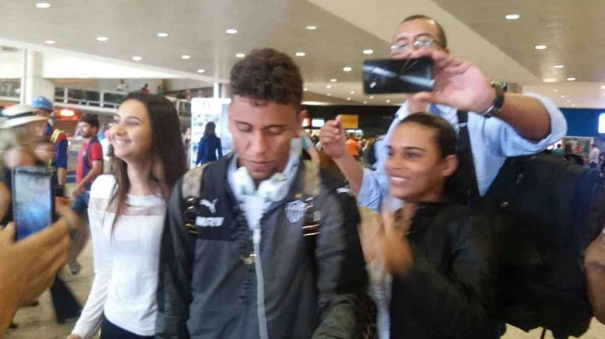 Delegao do Atltico desembarca em Confins e recebe carinho da torcida alvinegra