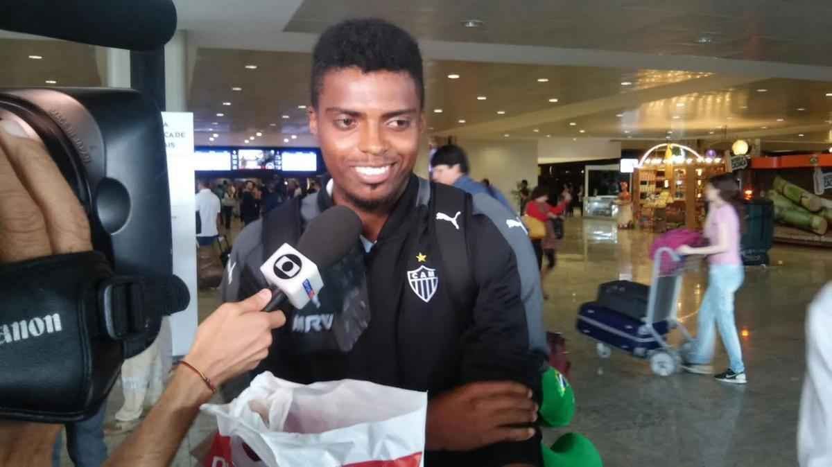 Delegao do Atltico desembarca em Confins e recebe carinho da torcida alvinegra