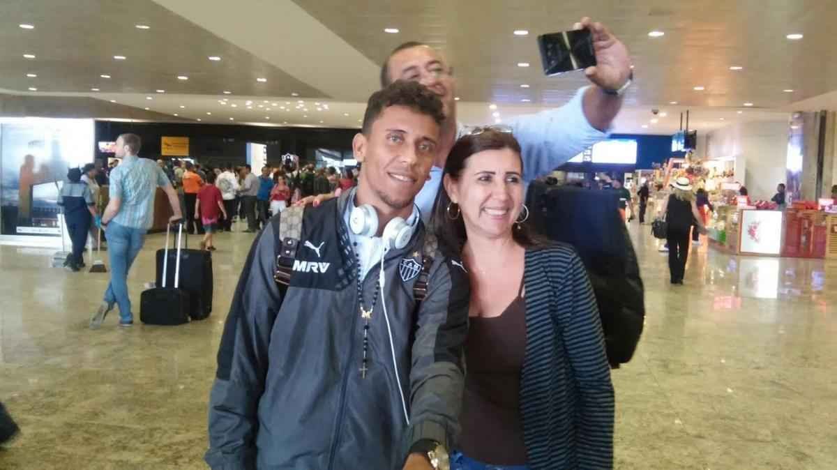 Delegao do Atltico desembarca em Confins e recebe carinho da torcida alvinegra