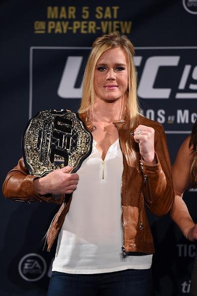 Coletiva do UFC 196 em Las Vegas - A campe peso galo, Holly Holm, com o cinturo