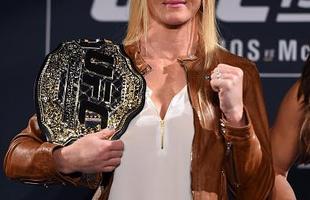 Coletiva do UFC 196 em Las Vegas - A campe peso galo, Holly Holm, com o cinturo