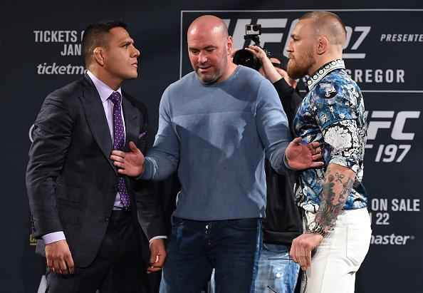 Coletiva do UFC 196 em Las Vegas - Rafael dos Anjos e Conor McGregor na encarada