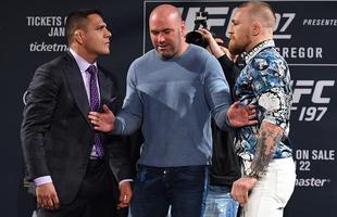 Coletiva do UFC 196 em Las Vegas - Rafael dos Anjos e Conor McGregor na encarada