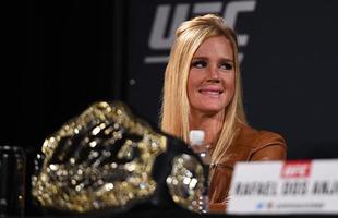 Coletiva do UFC 196 em Las Vegas - A campe peso galo, Holly Holm, na entrevista