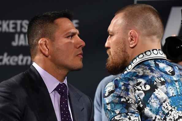 Coletiva do UFC 196 em Las Vegas - Encarada tensa entre Rafael dos Anjos e Conor McGregor