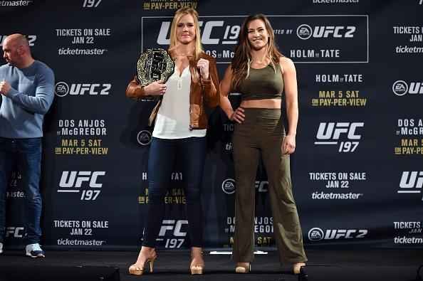 Coletiva do UFC 196 em Las Vegas - Holly Holm e Miesha Tate posam diante das cmeras
